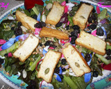 Foto del paso 3 de la receta: Ensalada orgánica de lechuguitas con tofu y pétalos de flores