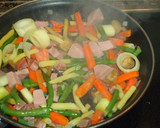 Foto del paso 3 de la receta: Salteado de verduras con jamón y pavo
