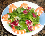 Foto del paso 2 de la receta: Ensalada de espinacas, langostinos y queso brie