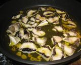 Foto del paso 2 de la receta: Cocochas de merluza con gulas en salsa verde