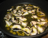 Foto del paso 2 de la receta: Cocochas de merluza con gulas en salsa verde