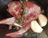 Foto del paso 1 de la receta: Conejo de monte asado con salsa de vino