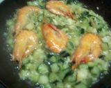 Foto del paso 3 de la receta Frito de calabacin con bacalao y gambas.