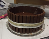 Foto del paso 6 de la receta: Tarta kit kat con bizcocho de chocolate 