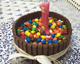 Foto del paso 8 de la receta: Tarta kit kat con bizcocho de chocolate 