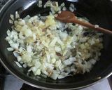 Foto del paso 2 de la receta: Cañoncitos de picada rellenos de chistorra y queso.