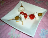 Foto del paso 1 de la receta: Brochetas de queso de cabra, cherry y aceitunas