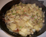 Foto del paso 2 de la receta: Patatas a lo pobre con habas y guisantes en compañia