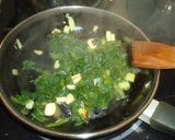 Foto del paso 2 de la receta: Acelgas salteadas con ajos tiernos y lentejas