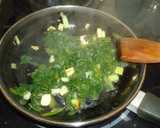 Foto del paso 2 de la receta: Acelgas salteadas con ajos tiernos y lentejas