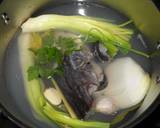 Foto del paso 5 de la receta Sopa de pescado con curry y jengibre

