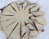 Foto del paso 2 de la receta: Flor de hojaldre de Nocilla