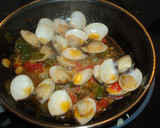 Foto del paso 3 de la receta: Bacalao con almejas y langostinos