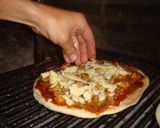 Foto del paso 11 de la receta: Pizza a la parrilla con pollo y champiñones