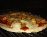 Foto del paso 13 de la receta: Pizza a la parrilla con pollo y champiñones
