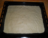 Foto del paso 7 de la receta: Pizza casera con sardinas y cebolla caramelizada