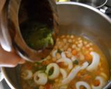 Foto del paso 4 de la receta: Garbanzos con acelgas y calamar