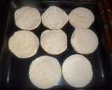 Foto del paso 2 de la receta: English muffin con tortilla, queso y bacon