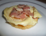 Foto del paso 3 de la receta: English muffin con tortilla, queso y bacon