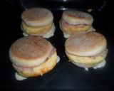 Foto del paso 4 de la receta: English muffin con tortilla, queso y bacon