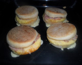 Foto del paso 4 de la receta: English muffin con tortilla, queso y bacon