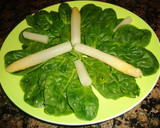 Foto del paso 2 de la receta: Ensalada de espinacas y mozzarella fresca con vinagreta y piñones