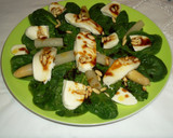 Foto del paso 3 de la receta: Ensalada de espinacas y mozzarella fresca con vinagreta y piñones
