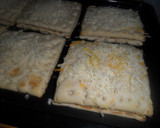 Foto del paso 3 de la receta: Flatbread de cuatro quesos
