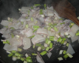 Foto del paso 2 de la receta: Arroz con chipirones y ajos tiernos