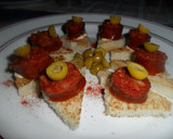 Foto del paso 7 de la receta: Bocaditos con chorizos colorados y olivas rellenas.