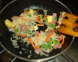Foto del paso 2 de la receta: Hamburguesa con salteado de arroz tres delicias