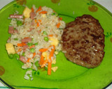 Foto del paso 3 de la receta: Hamburguesa con salteado de arroz tres delicias