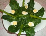 Foto del paso 3 de la receta: Ensalada de espinacas y huevos de codorniz