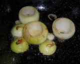 Foto del paso 2 de la receta: Cebollas rellenas con atún en salsa de tomate