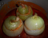Foto del paso 5 de la receta: Cebollas rellenas con atún en salsa de tomate