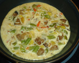 Foto del paso 3 de la receta: Tortilla de salteado de verduras y queso