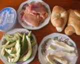 Foto del paso 1 de la receta: Bocadillo abierto de pollo con queso y aguacate