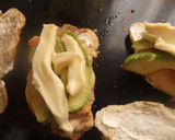 Foto del paso 2 de la receta: Bocadillo abierto de pollo con queso y aguacate