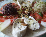 Foto del paso 1 de la receta: Ensalada de tomate y mozzarella con brotes y semillas