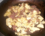 Foto del paso 2 de la receta: Huevos revueltos de morcilla con patatas chips