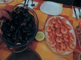 Aperitivo de gambas, quisquillas, clochinas y cañaillas