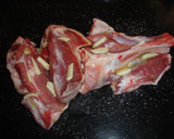 Foto del paso 2 de la receta: Paletilla de cordero al horno con guarnición