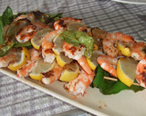 Foto del paso 3 de la receta: Brochetas de langostinos con limas