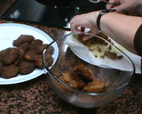 Foto del paso 3 de la receta: Buñuelos de manzana al cacao
