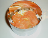 Foto del paso 2 de la receta: Ensalada de tomate, queso a las hierbas y salmón ahumado