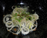 Foto del paso 3 de la receta: Patatas, guisantes y aros de cebolla fritos