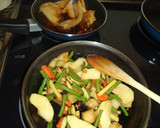 Foto del paso 3 de la receta: Sepia con verduras salteadas y manzanas