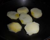 Foto del paso 1 de la receta: Huevos y verduras sobre colchón de patatas salteadas