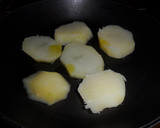 Foto del paso 1 de la receta: Huevos y verduras sobre colchón de patatas salteadas