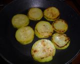 Foto del paso 3 de la receta: Huevos y verduras sobre colchón de patatas salteadas